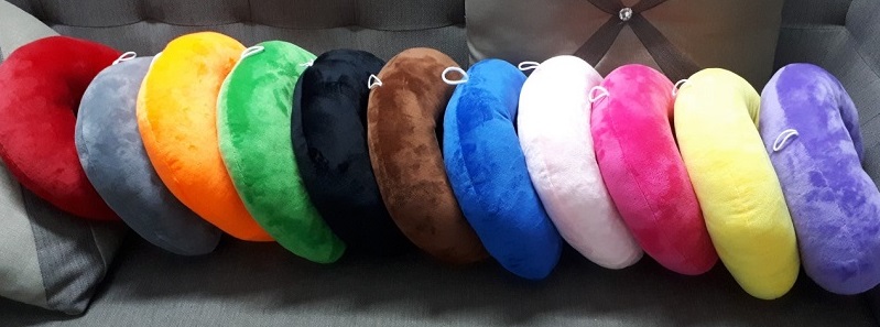 Chọn xưởng sản xuất gối cổ trực tiếp hay công ty quà tặng