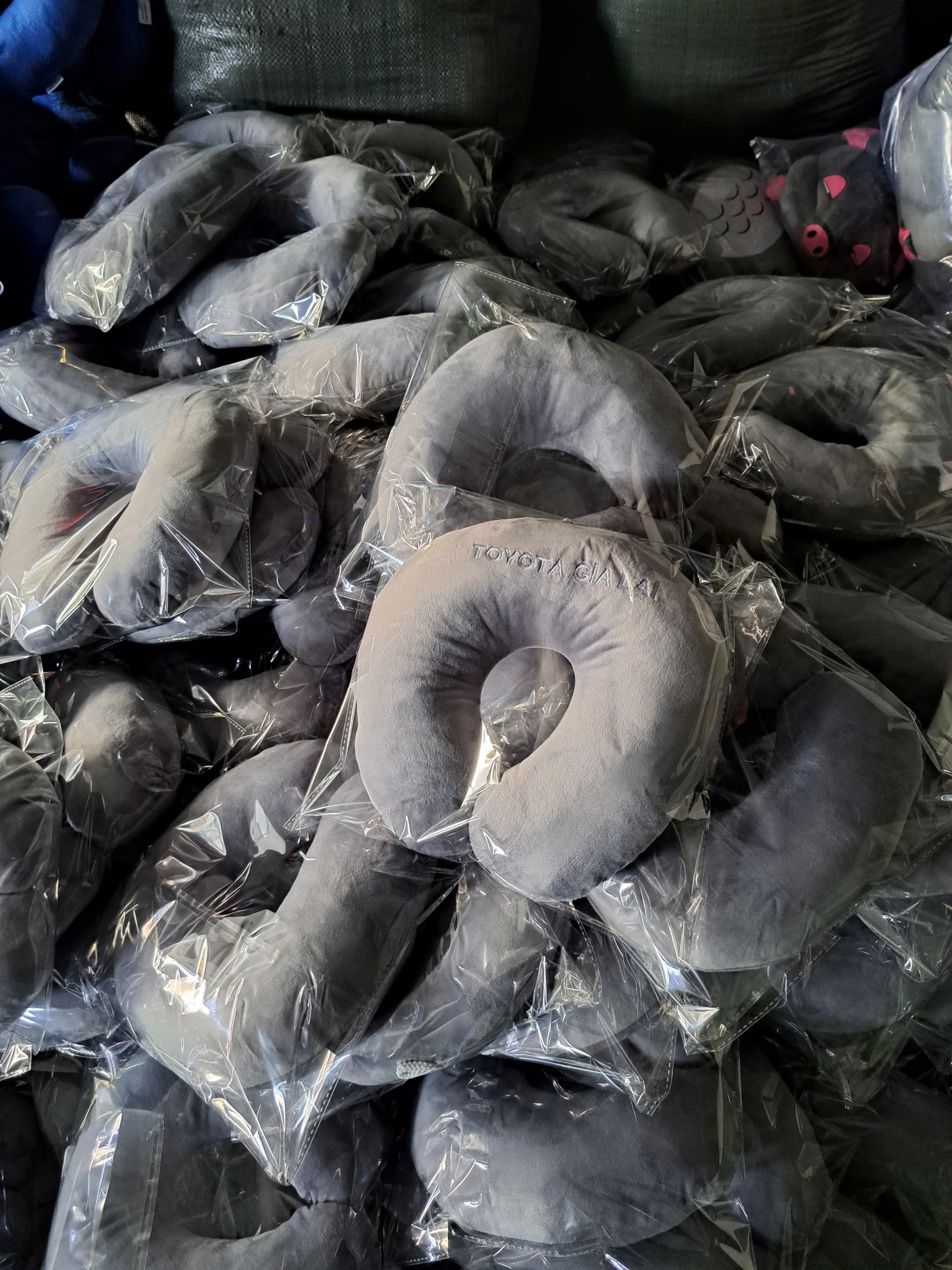 Gối cổ chữ u in thêu theo yêu cầu