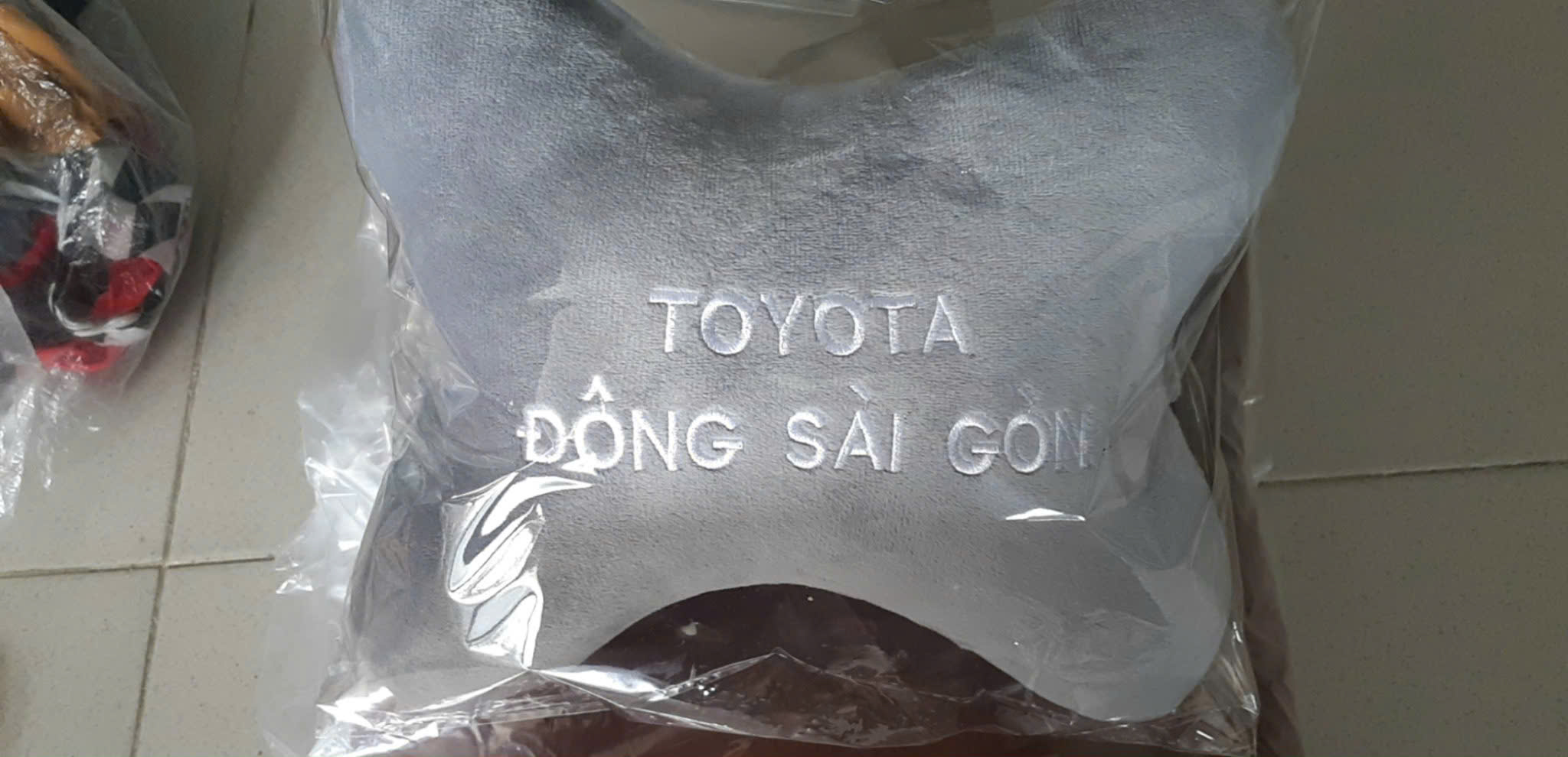 Goi-tua-co-o-to-goi-xe-hoi-in-theu-logo-gia-tot Gối tựa cổ ô tô gối xe hơi in thêu logo giá tốt